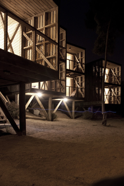Hostal La Ritoqueña Ritoque — conjunto de tres volúmenes sobre pilotes de madera con vista al mar